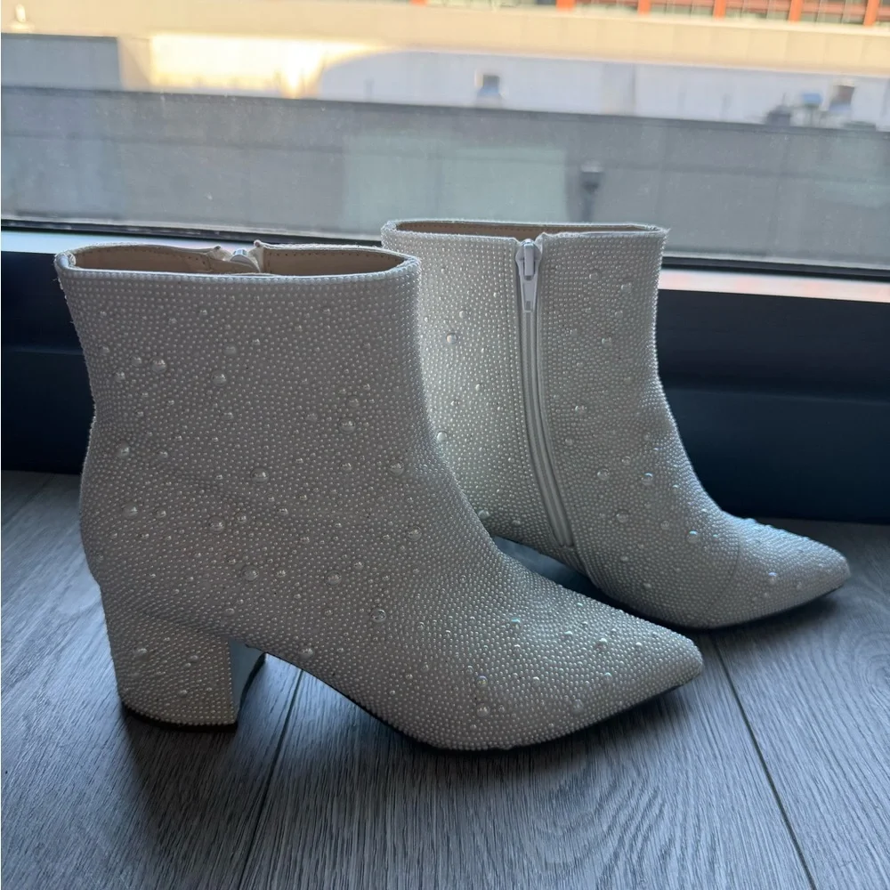 Betsey Johnson White Kyla Bootie - Picture 2 of 7